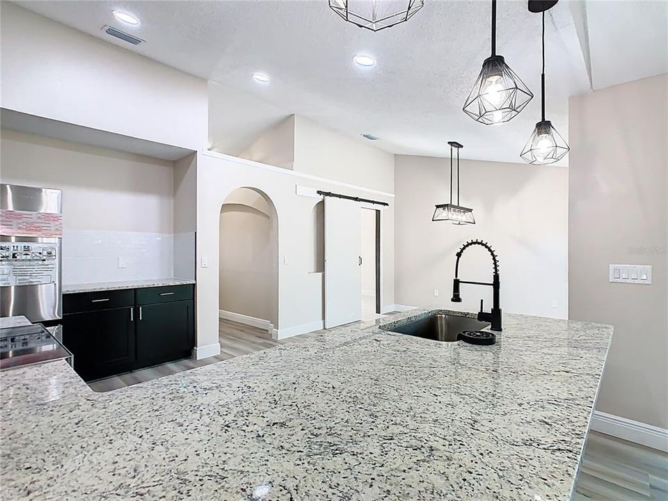 Под контрактом: $307,000 (4 спален, 2 ванн, 1652 Квадратных фут)