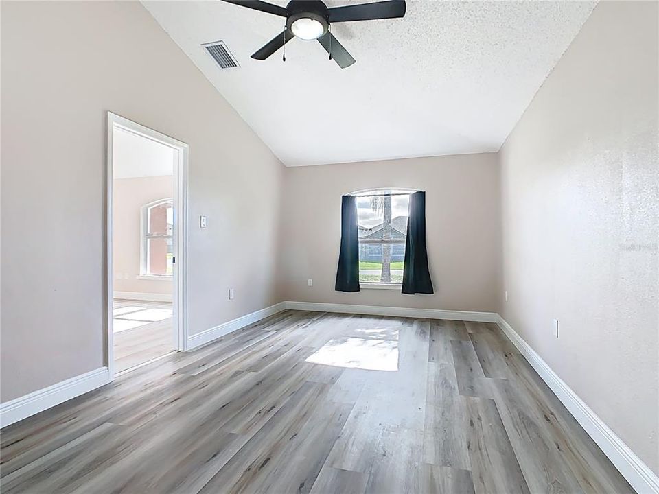 Под контрактом: $307,000 (4 спален, 2 ванн, 1652 Квадратных фут)