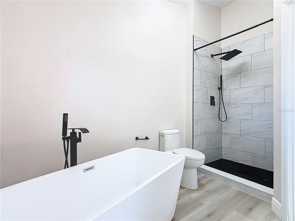 Под контрактом: $307,000 (4 спален, 2 ванн, 1652 Квадратных фут)