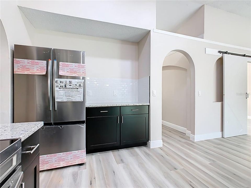 Под контрактом: $307,000 (4 спален, 2 ванн, 1652 Квадратных фут)