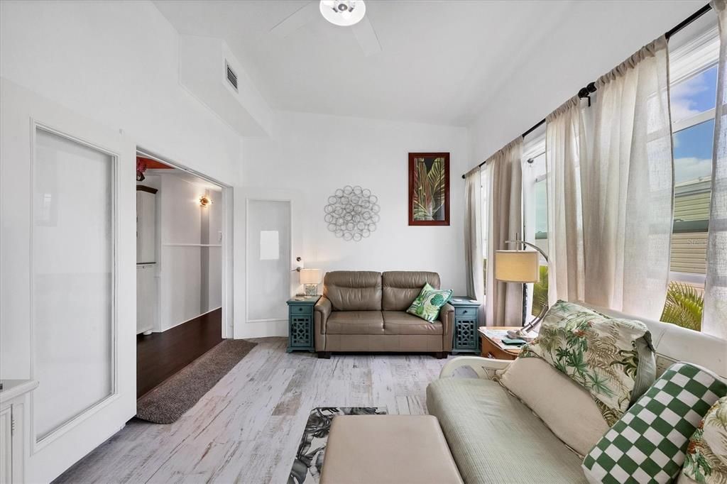 For Sale: $169,000 (2 beds, 2 baths, 1013 Square Feet)