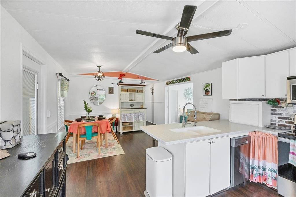 For Sale: $169,000 (2 beds, 2 baths, 1013 Square Feet)