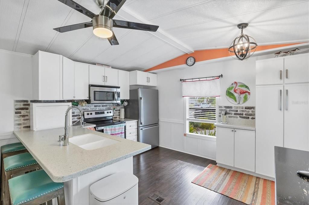 For Sale: $169,000 (2 beds, 2 baths, 1013 Square Feet)