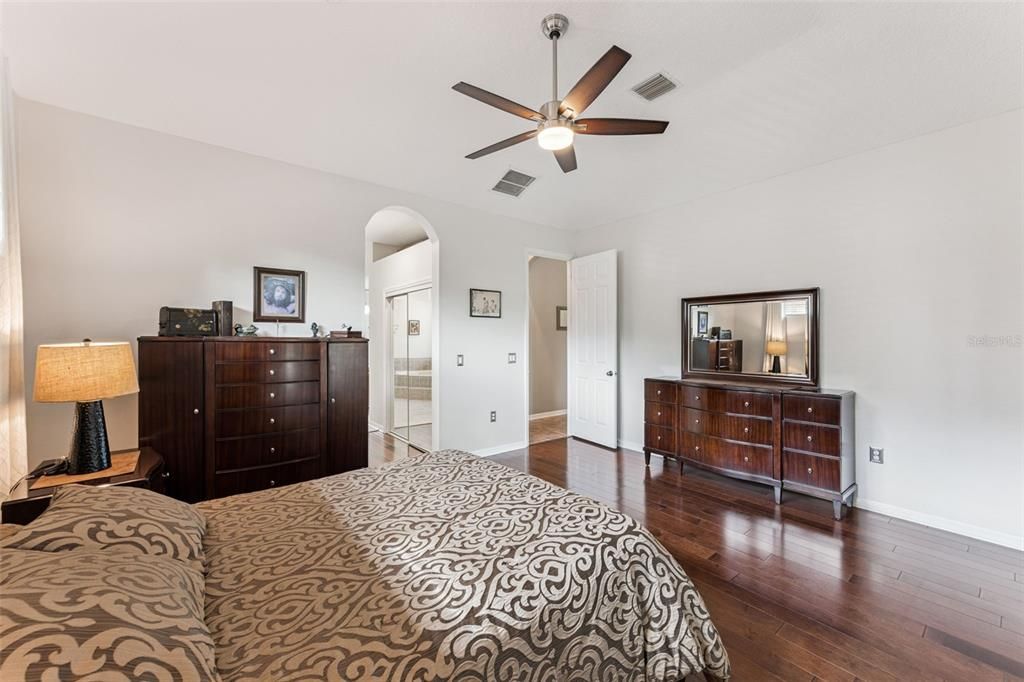 合同活跃: $550,000 (3 贝兹, 2 浴室, 2447 平方英尺)