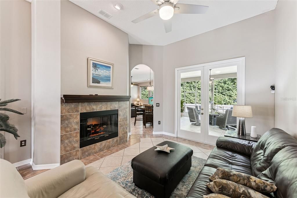 合同活跃: $550,000 (3 贝兹, 2 浴室, 2447 平方英尺)