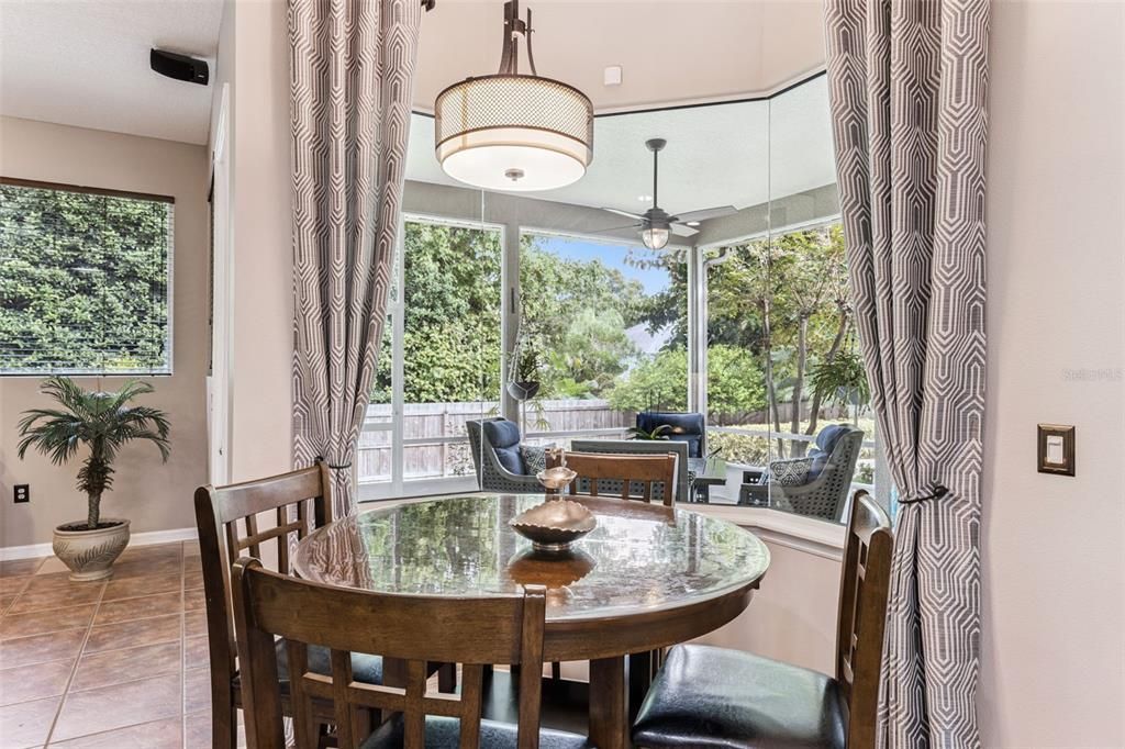 合同活跃: $550,000 (3 贝兹, 2 浴室, 2447 平方英尺)