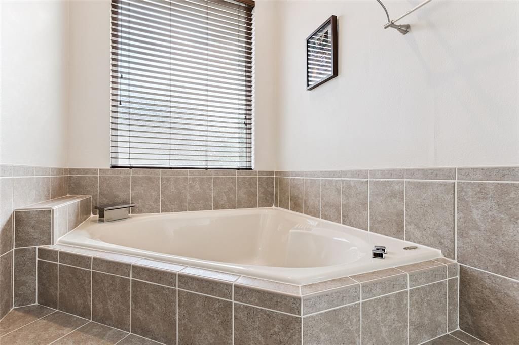 合同活跃: $550,000 (3 贝兹, 2 浴室, 2447 平方英尺)