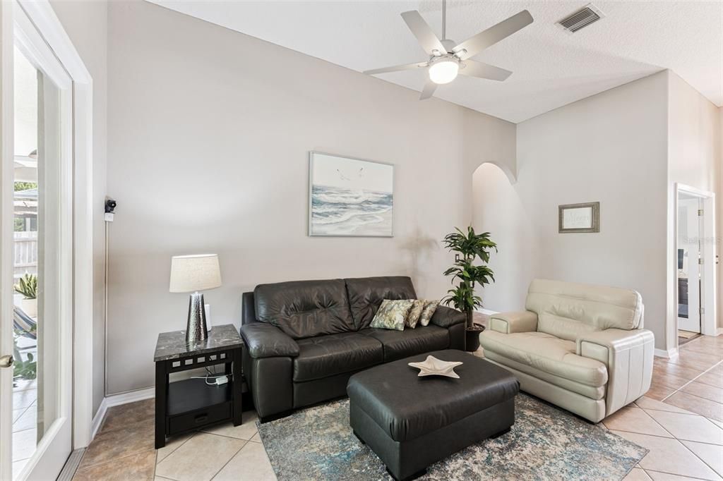 合同活跃: $550,000 (3 贝兹, 2 浴室, 2447 平方英尺)