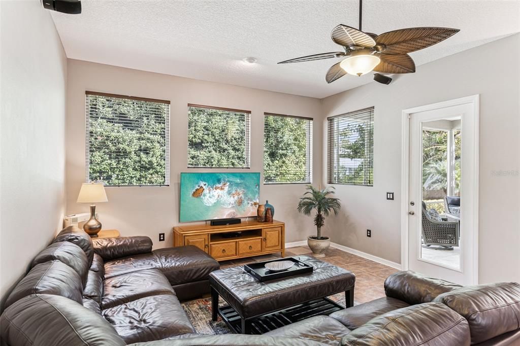 合同活跃: $550,000 (3 贝兹, 2 浴室, 2447 平方英尺)