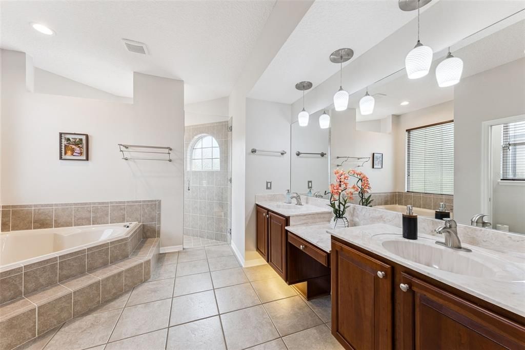 合同活跃: $550,000 (3 贝兹, 2 浴室, 2447 平方英尺)