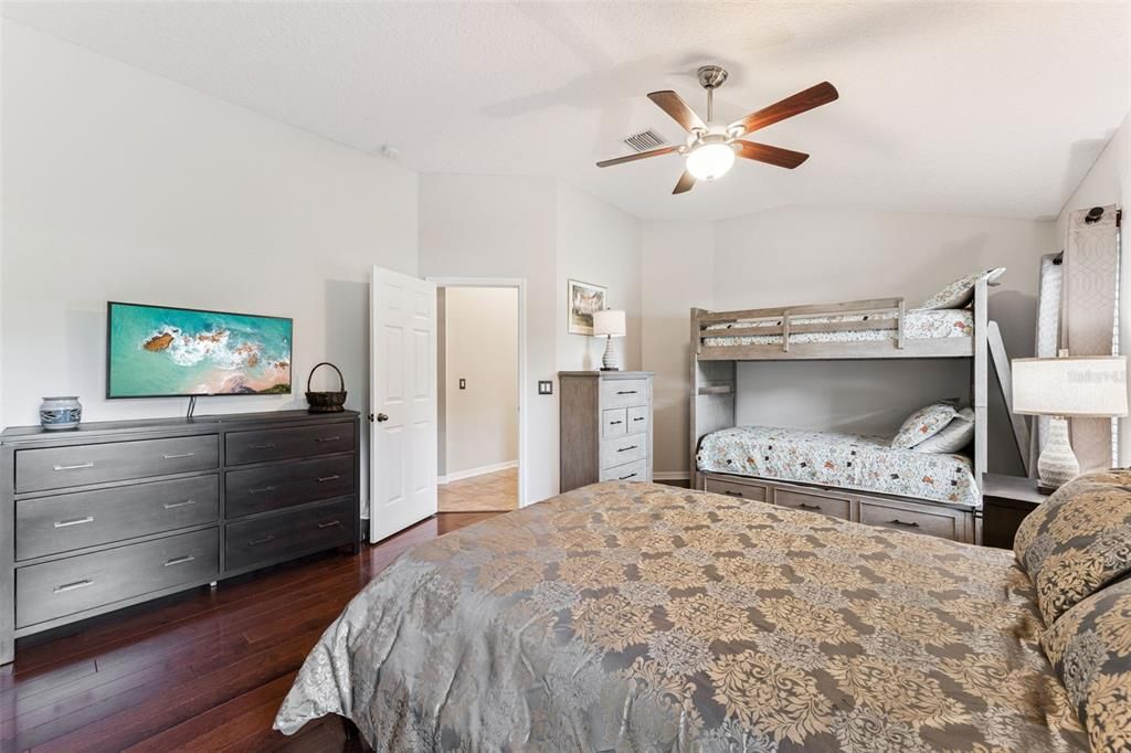 合同活跃: $550,000 (3 贝兹, 2 浴室, 2447 平方英尺)