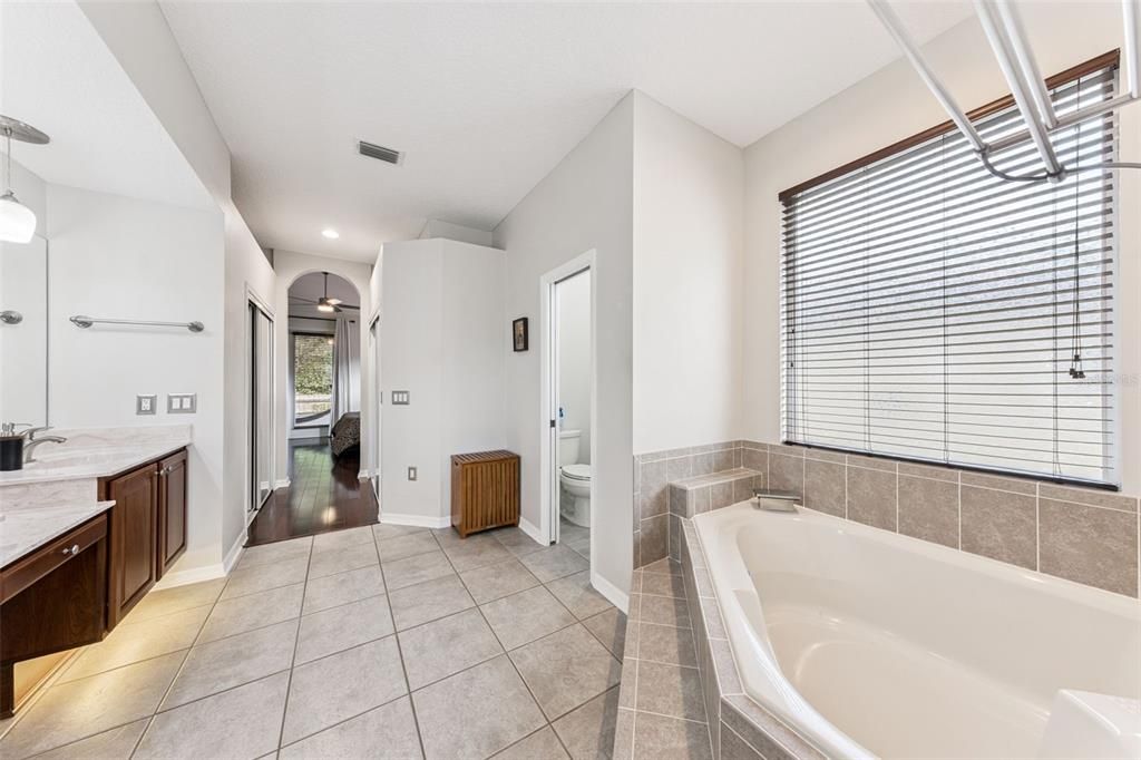 合同活跃: $550,000 (3 贝兹, 2 浴室, 2447 平方英尺)