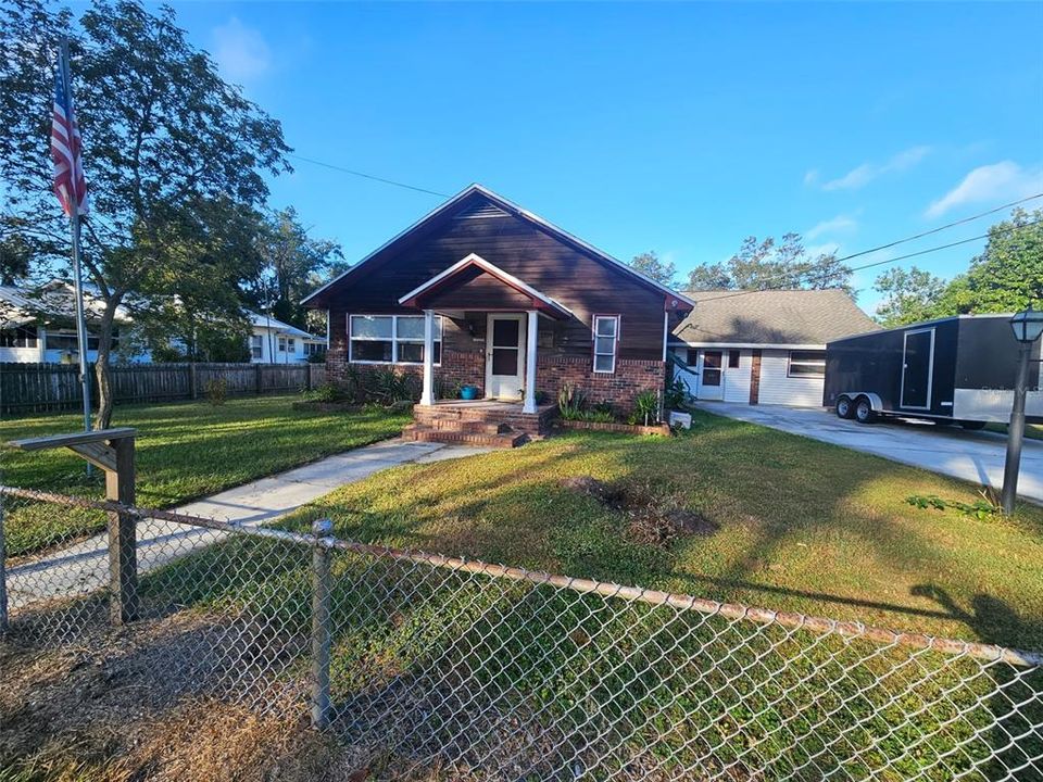 Active With Contract: $300,000 (2 beds, 3 baths, 2584 Square Feet)