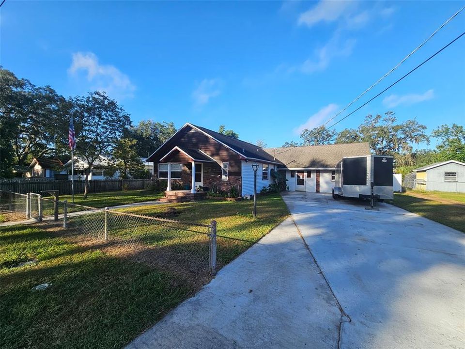 Active With Contract: $300,000 (2 beds, 3 baths, 2584 Square Feet)