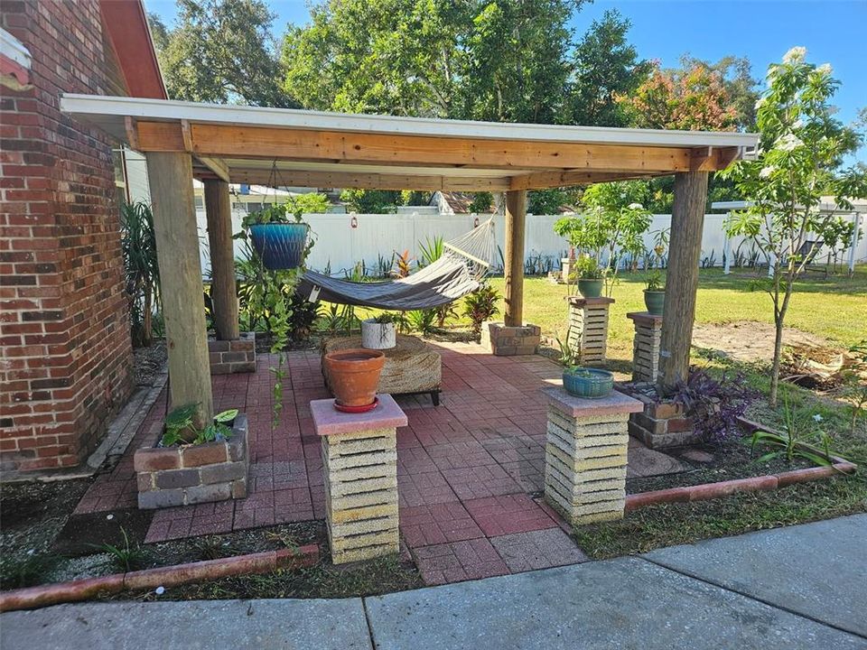 Active With Contract: $300,000 (2 beds, 3 baths, 2584 Square Feet)