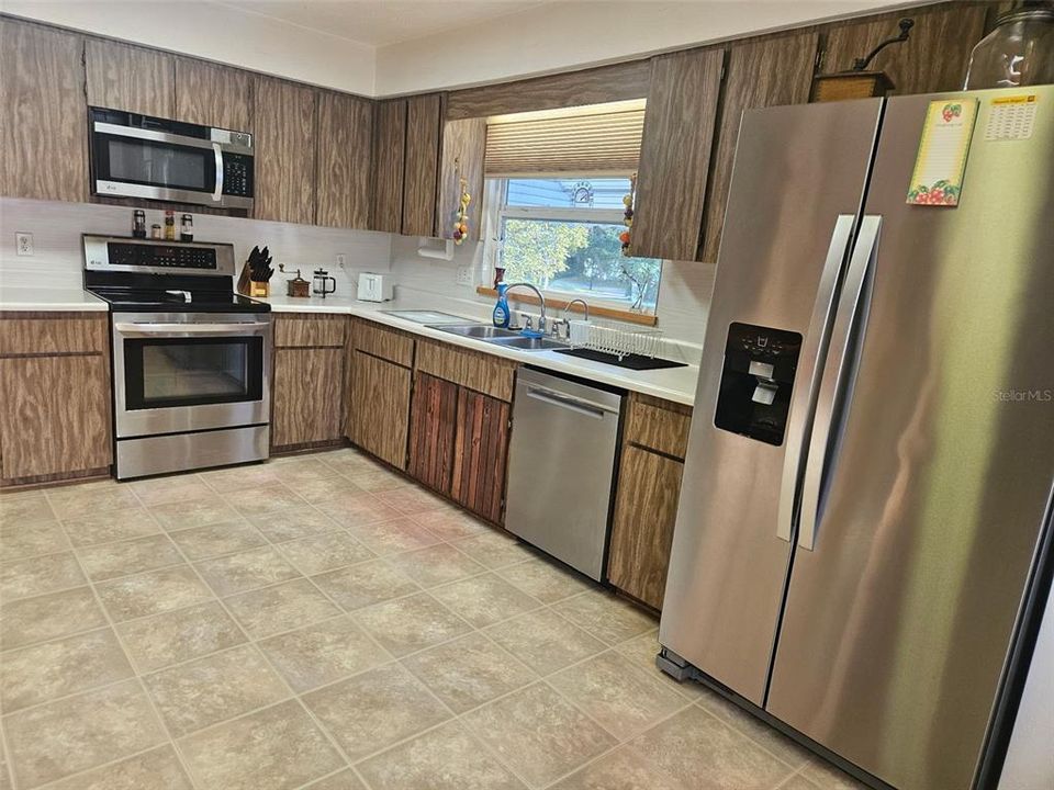 Active With Contract: $300,000 (2 beds, 3 baths, 2584 Square Feet)