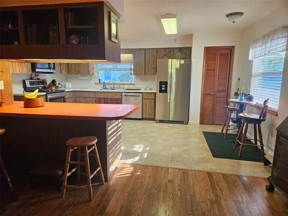 Active With Contract: $300,000 (2 beds, 3 baths, 2584 Square Feet)