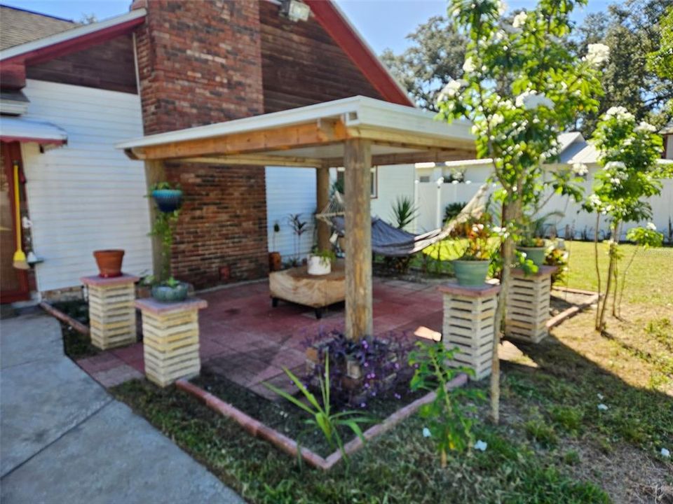 Active With Contract: $300,000 (2 beds, 3 baths, 2584 Square Feet)