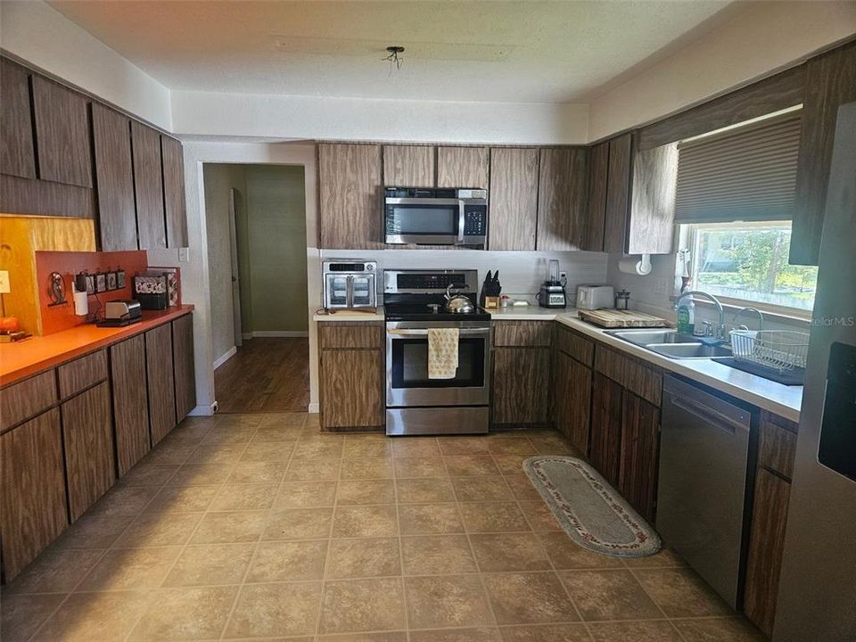 Active With Contract: $300,000 (2 beds, 3 baths, 2584 Square Feet)