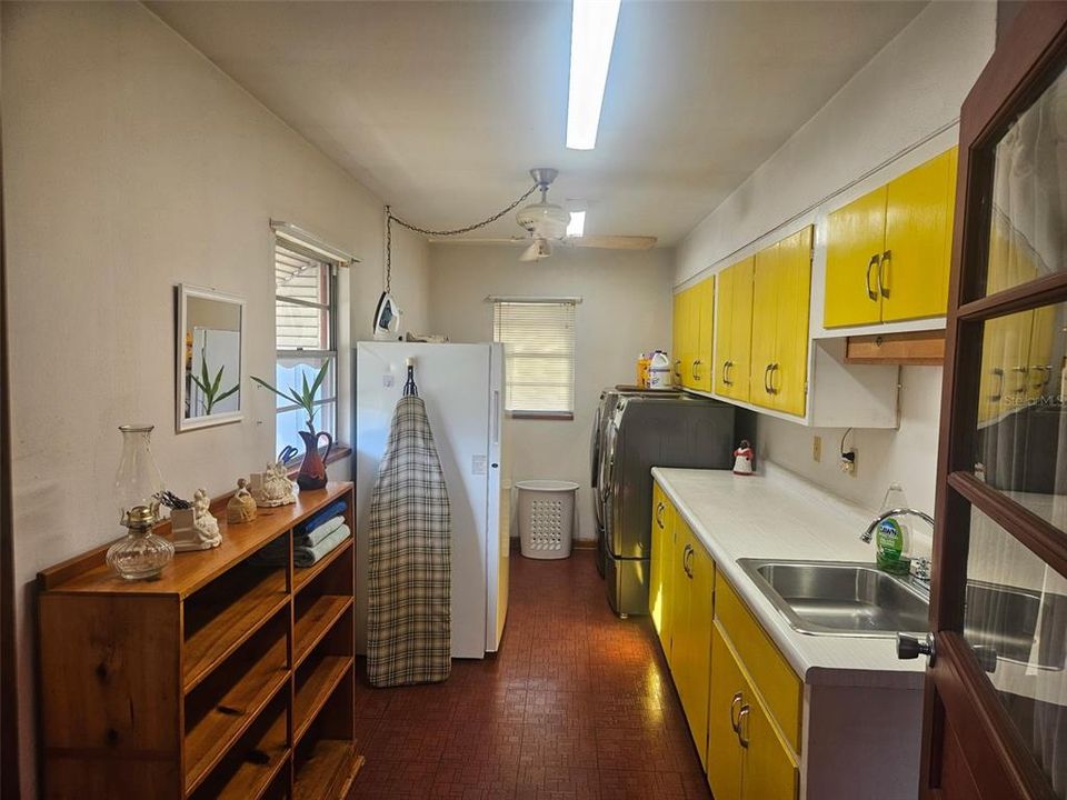 Active With Contract: $300,000 (2 beds, 3 baths, 2584 Square Feet)