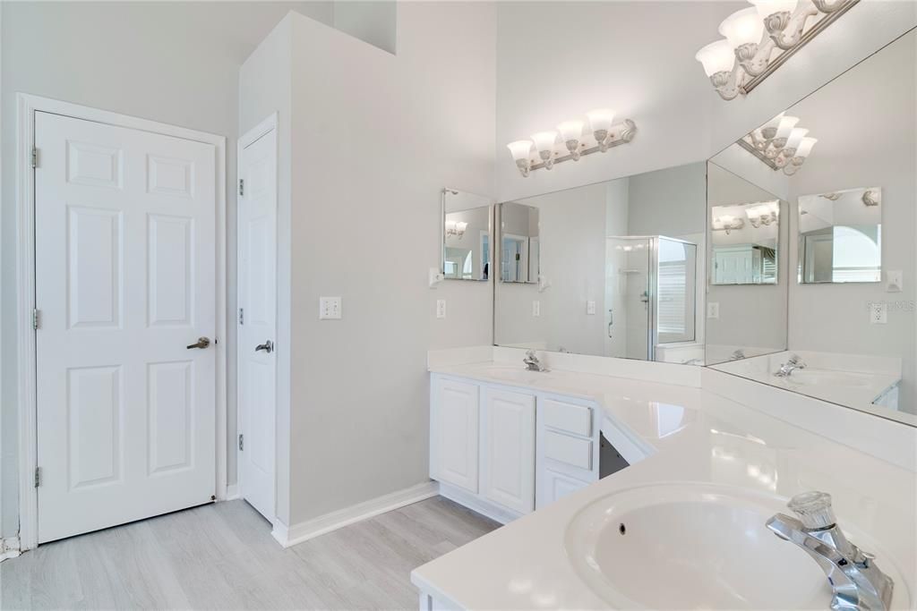 Active With Contract: $460,000 (5 beds, 2 baths, 2628 Square Feet)