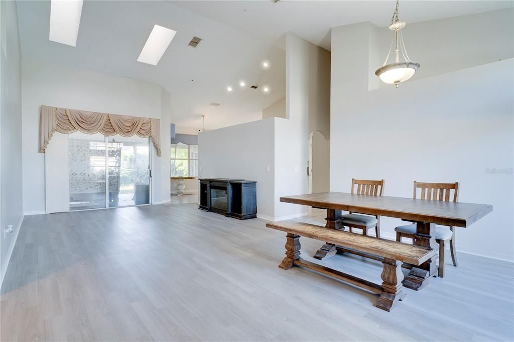 Active With Contract: $460,000 (5 beds, 2 baths, 2628 Square Feet)