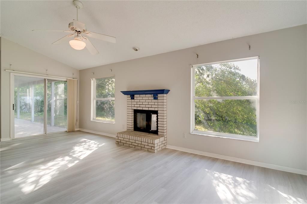 Active With Contract: $460,000 (5 beds, 2 baths, 2628 Square Feet)