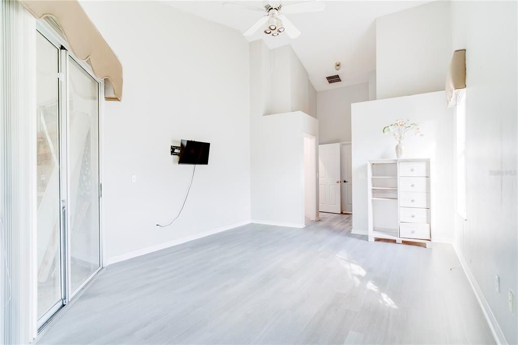 Active With Contract: $460,000 (5 beds, 2 baths, 2628 Square Feet)