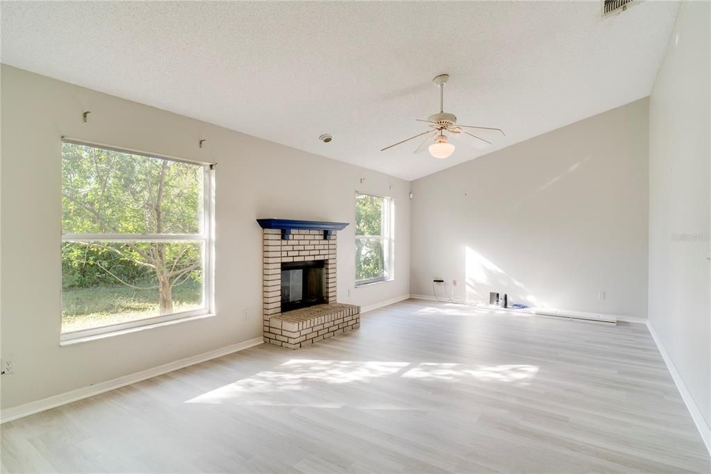 Active With Contract: $460,000 (5 beds, 2 baths, 2628 Square Feet)