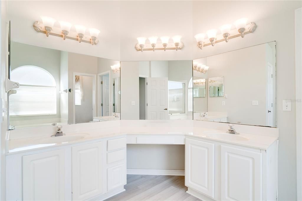 Active With Contract: $460,000 (5 beds, 2 baths, 2628 Square Feet)