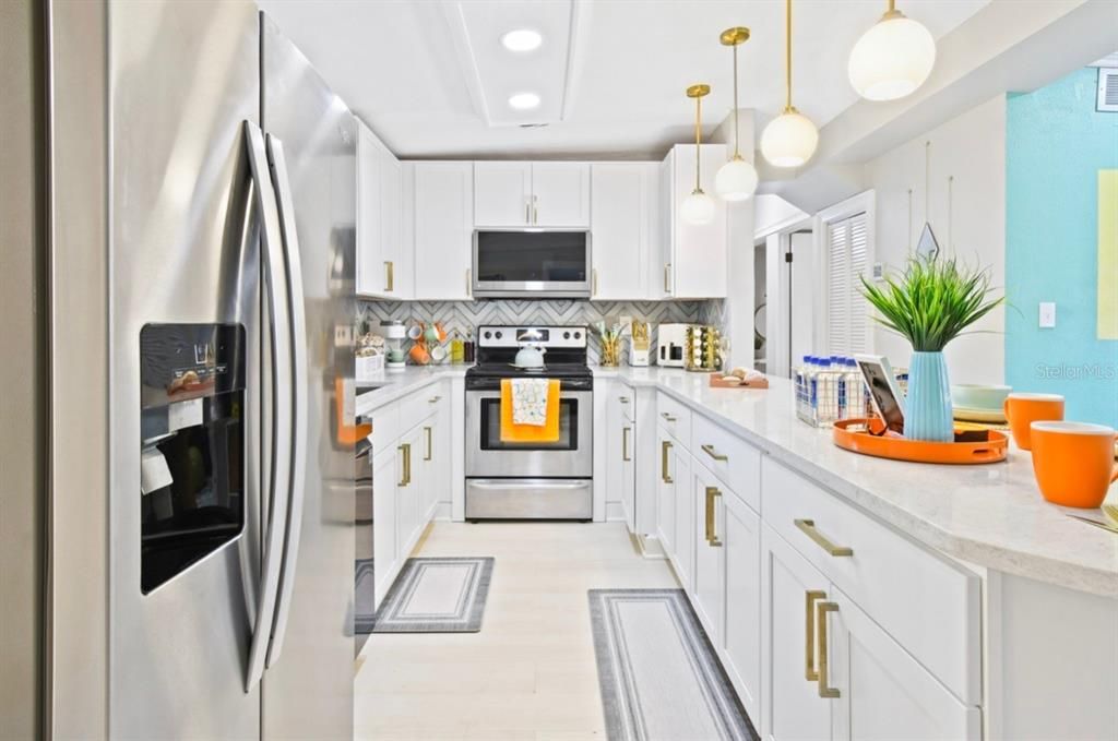 合同活跃: $525,000 (4 贝兹, 2 浴室, 1350 平方英尺)