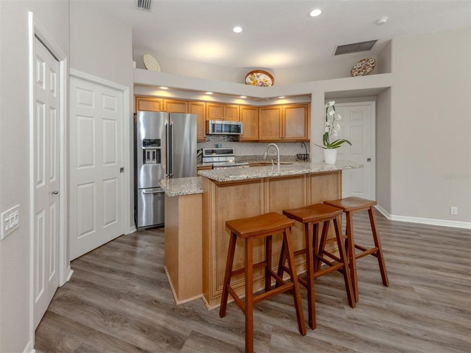 合同活跃: $484,000 (3 贝兹, 2 浴室, 1710 平方英尺)