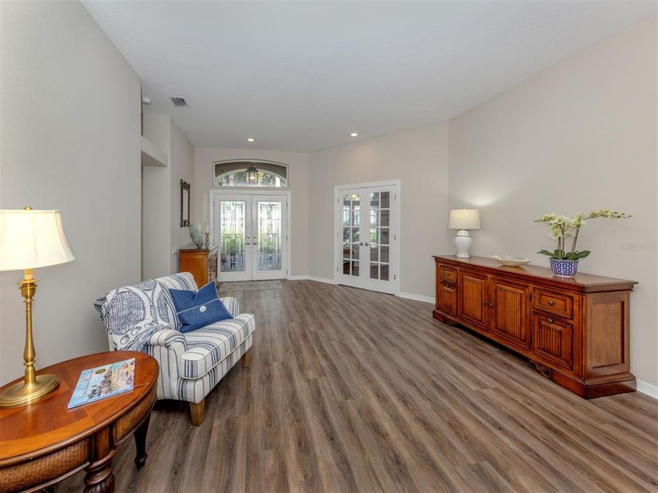 合同活跃: $484,000 (3 贝兹, 2 浴室, 1710 平方英尺)