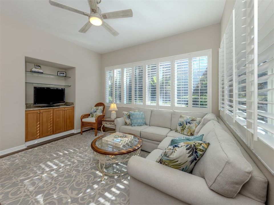 合同活跃: $484,000 (3 贝兹, 2 浴室, 1710 平方英尺)