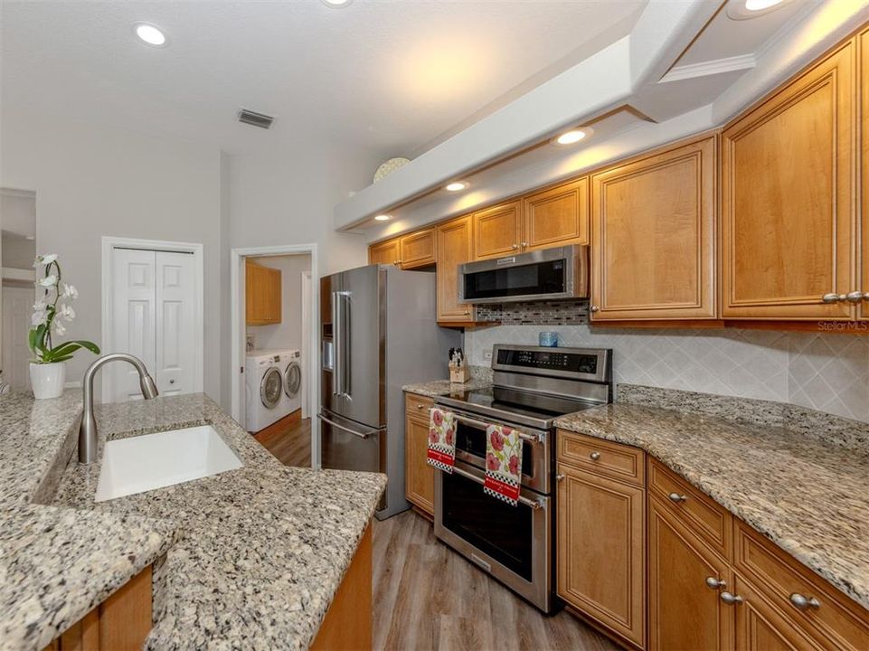 合同活跃: $484,000 (3 贝兹, 2 浴室, 1710 平方英尺)