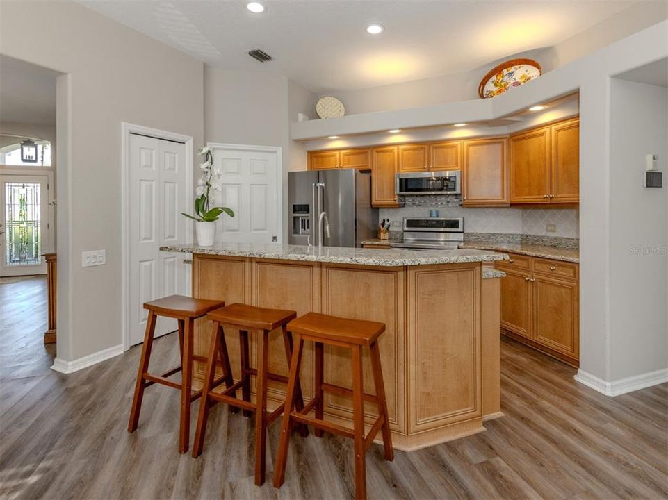 合同活跃: $484,000 (3 贝兹, 2 浴室, 1710 平方英尺)