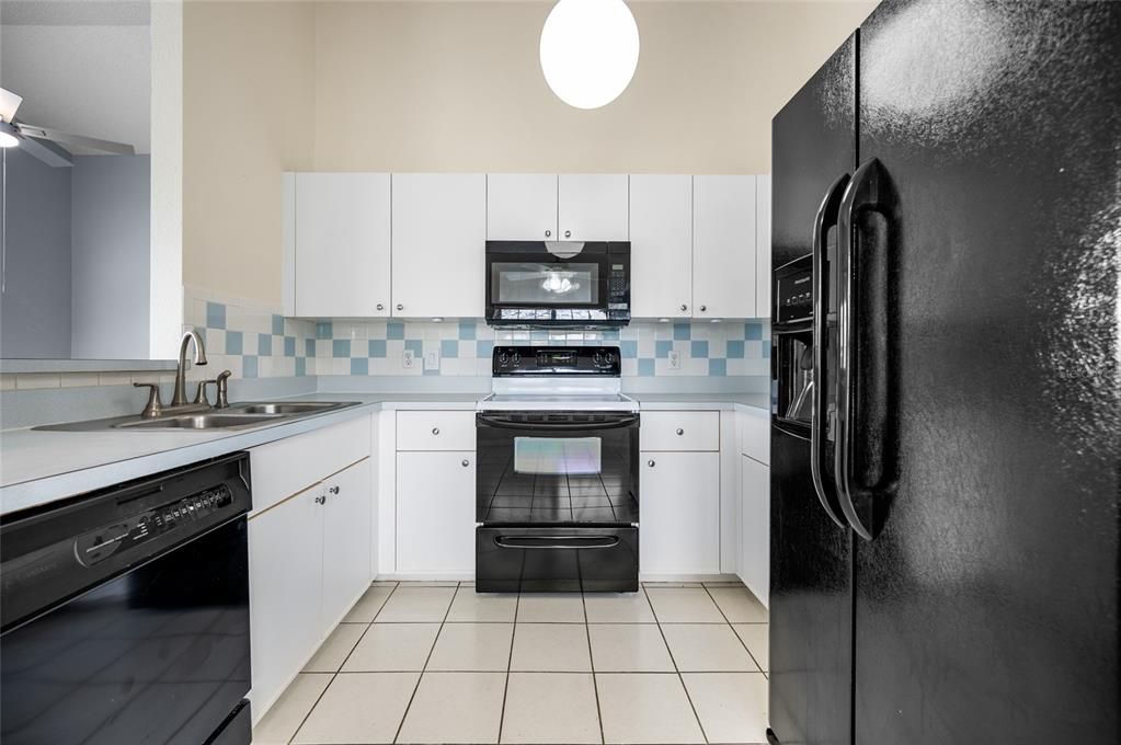 Под контрактом: $175,000 (3 спален, 2 ванн, 1336 Квадратных фут)