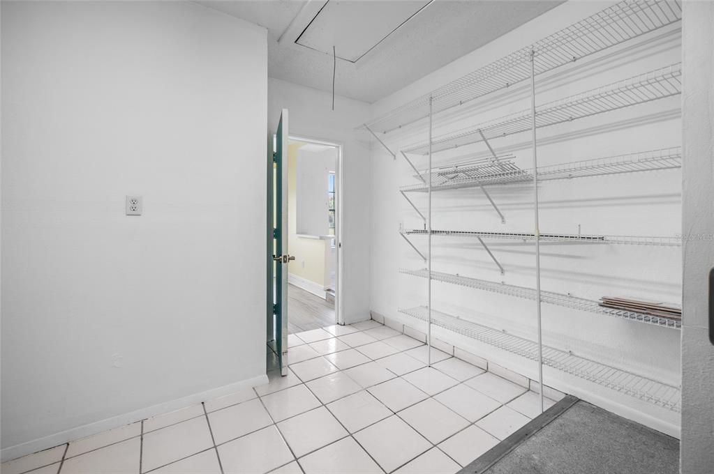 Под контрактом: $175,000 (3 спален, 2 ванн, 1336 Квадратных фут)