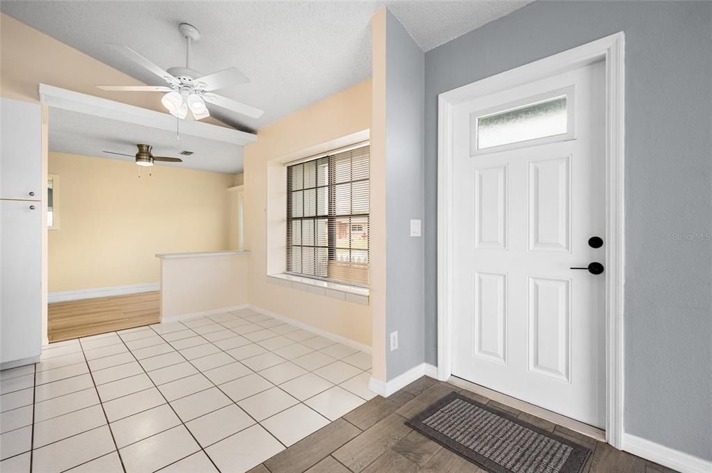 Под контрактом: $175,000 (3 спален, 2 ванн, 1336 Квадратных фут)