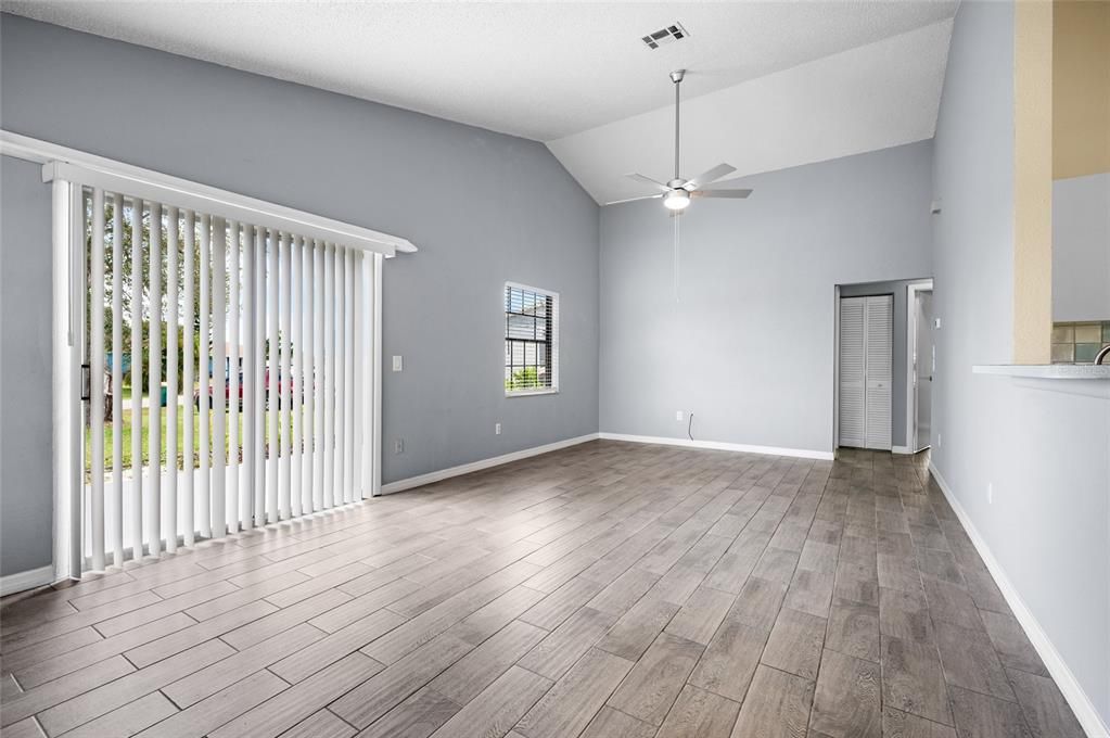 Под контрактом: $175,000 (3 спален, 2 ванн, 1336 Квадратных фут)