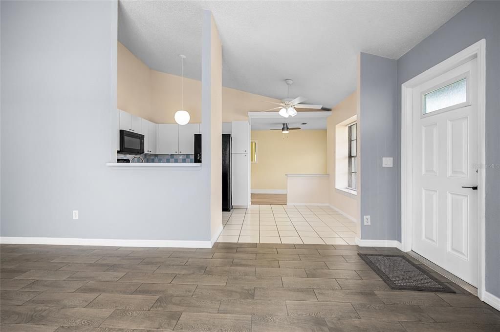 Под контрактом: $175,000 (3 спален, 2 ванн, 1336 Квадратных фут)