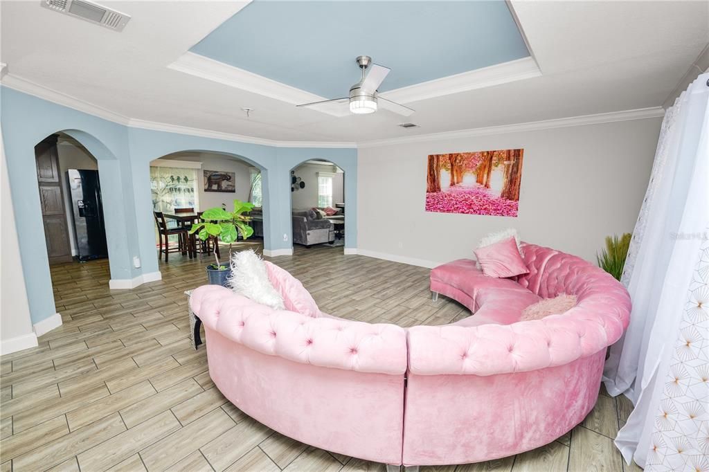 En Venta: $329,000 (4 camas, 2 baños, 2310 Pies cuadrados)