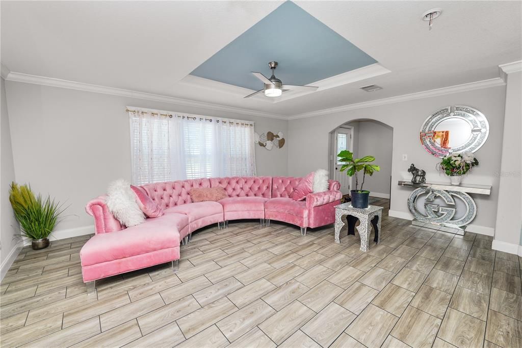 En Venta: $329,000 (4 camas, 2 baños, 2310 Pies cuadrados)