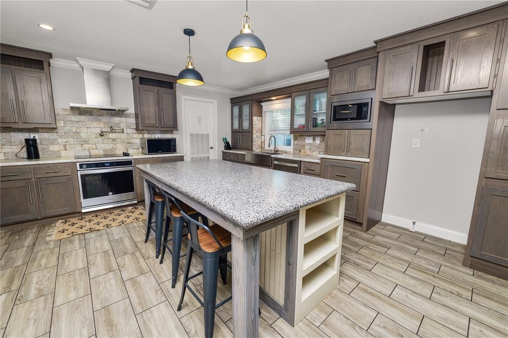 En Venta: $329,000 (4 camas, 2 baños, 2310 Pies cuadrados)