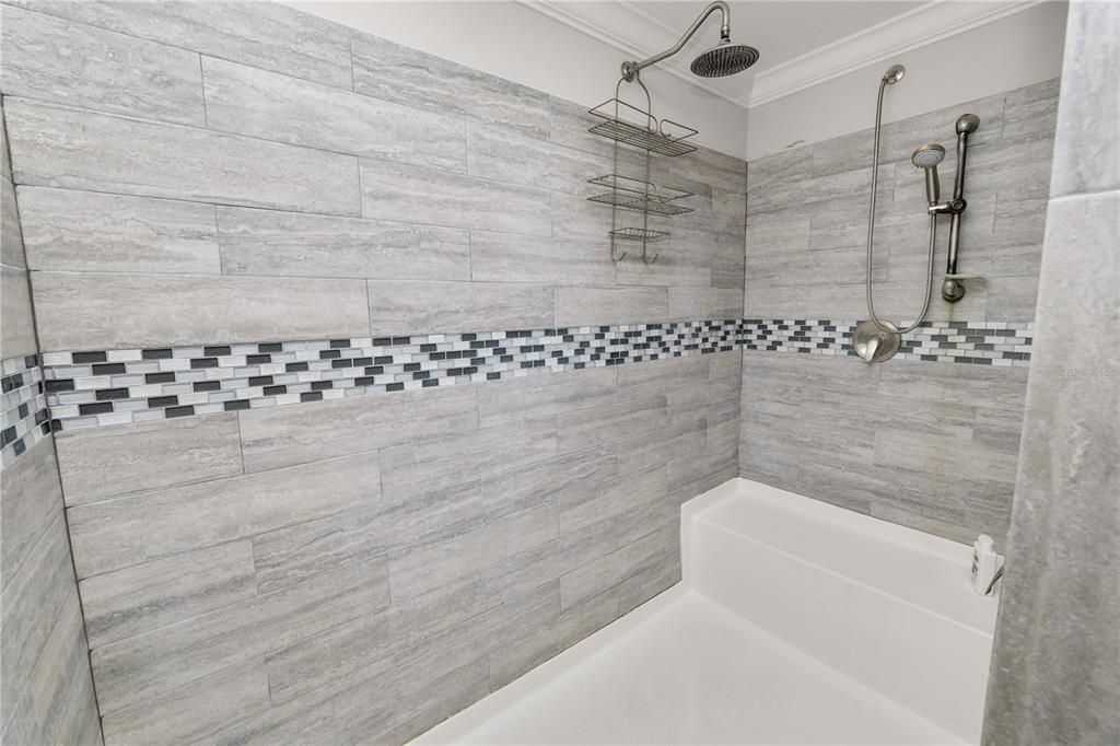 En Venta: $329,000 (4 camas, 2 baños, 2310 Pies cuadrados)