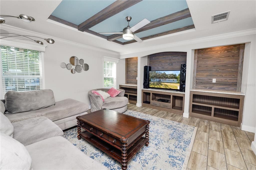 En Venta: $329,000 (4 camas, 2 baños, 2310 Pies cuadrados)