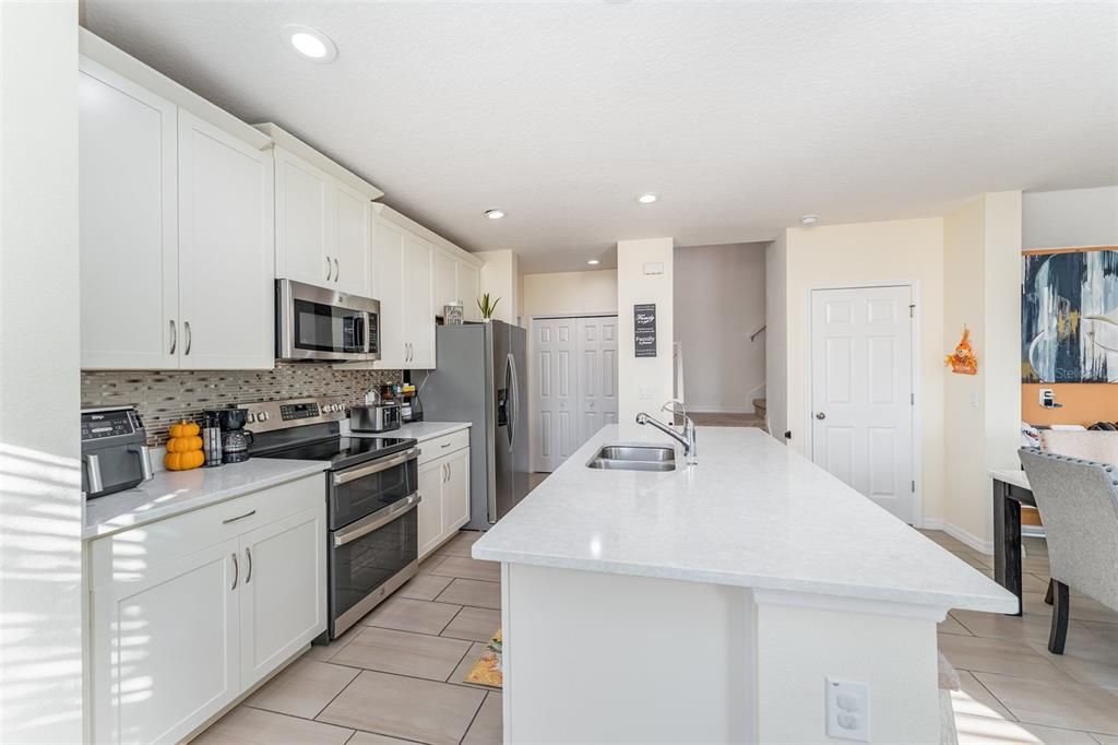 For Sale: $375,000 (4 beds, 2 baths, 1918 Square Feet)