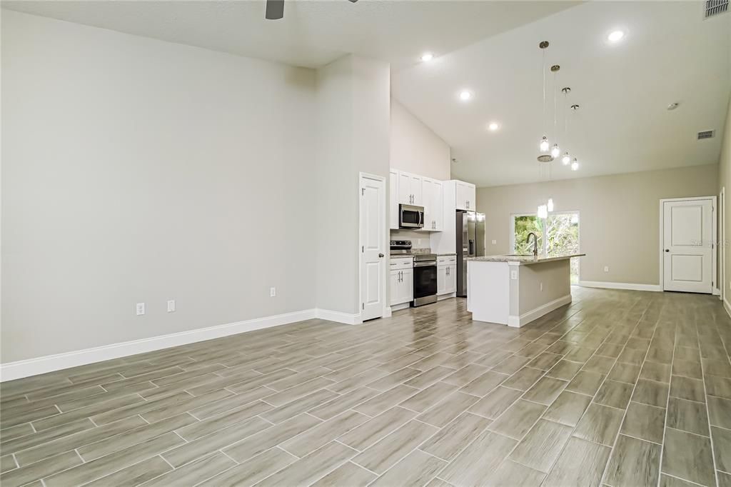 For Rent: $1,885 (4 beds, 2 baths, 1826 Square Feet)