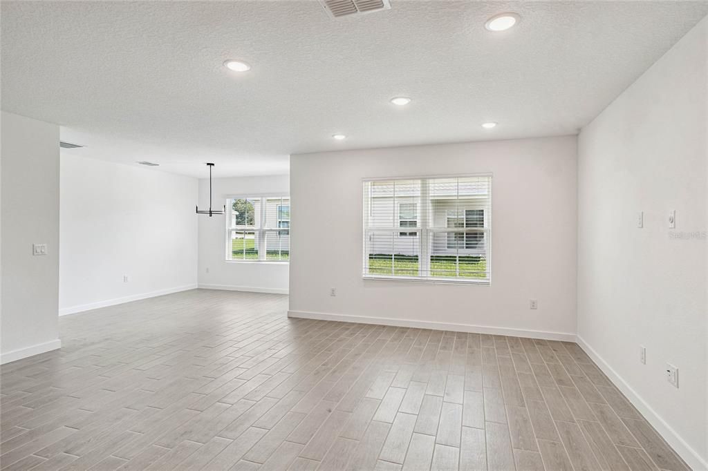 For Sale: $289,990 (4 beds, 2 baths, 1833 Square Feet)