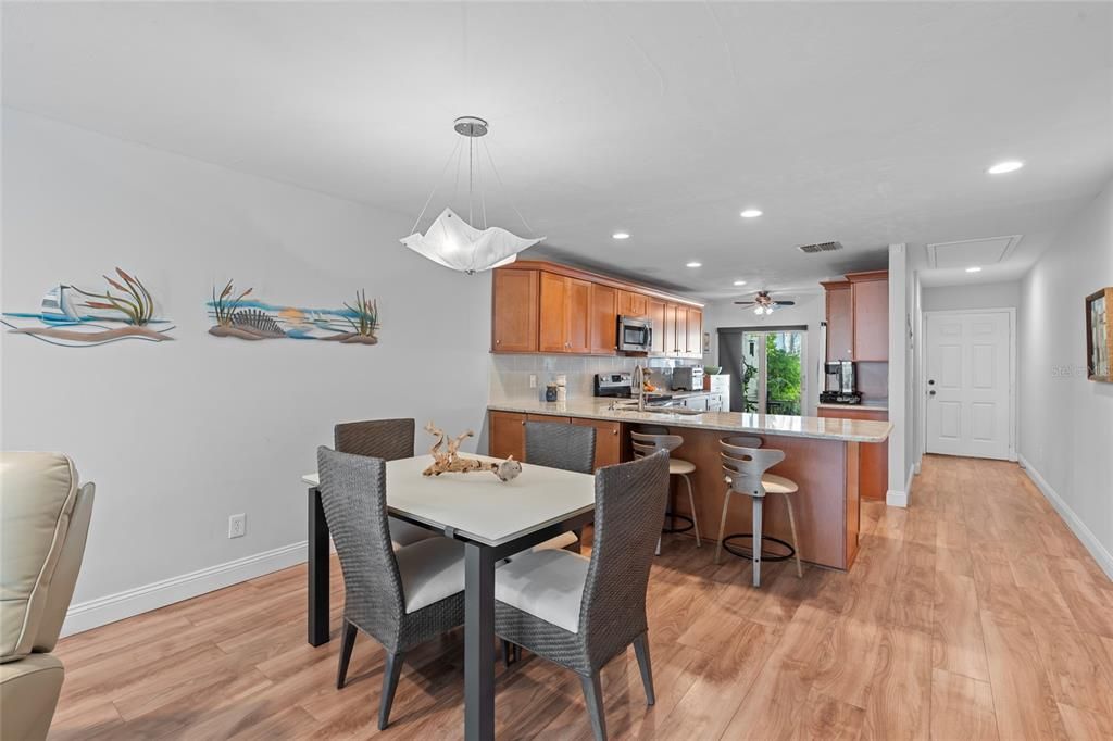 待售: $390,000 (2 贝兹, 2 浴室, 1400 平方英尺)